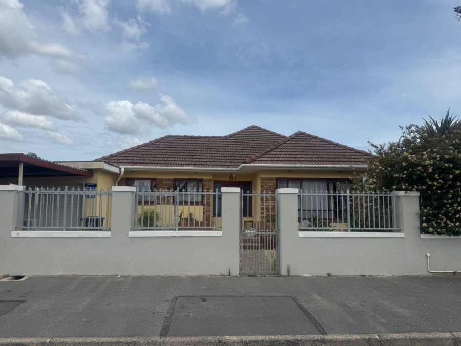 4 Bedroom Property for Sale in Glenlilly Western Cape